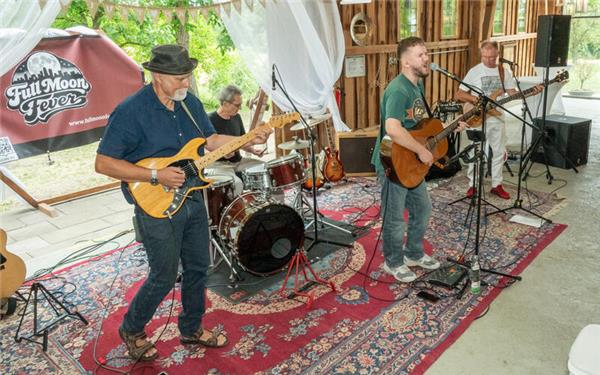Der Mötzinger Lindenhof als Konzertbühne: „Full Moon Fever“ rockt das Publikum.GB-Foto: Vecsey
