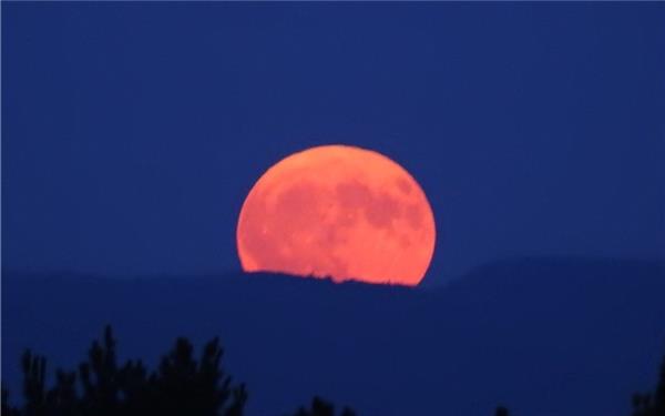 Der Mond, ein faszinierender Satellit der Erde  GB-Foto: Sabine Schöllkopf