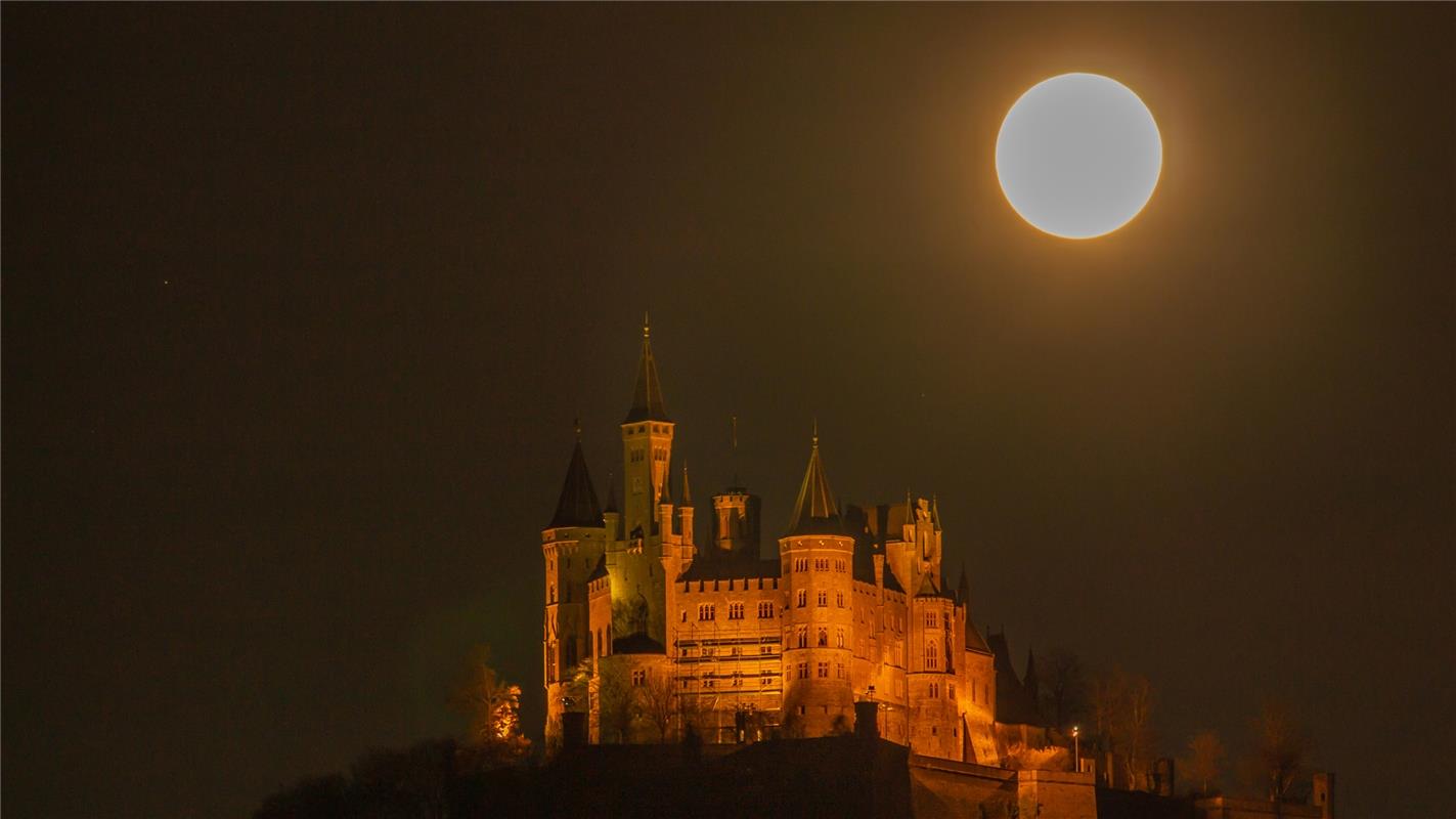 Der Mond ist aufgegangen über der Burg Hohenzollern. Gabi Brenner aus Herrenberg...