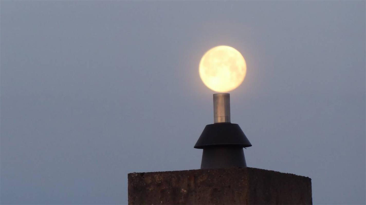 Der Mond morgens um 5.56 Uhr über Haslach. Günter Gindorf zückte so früh die Kam...