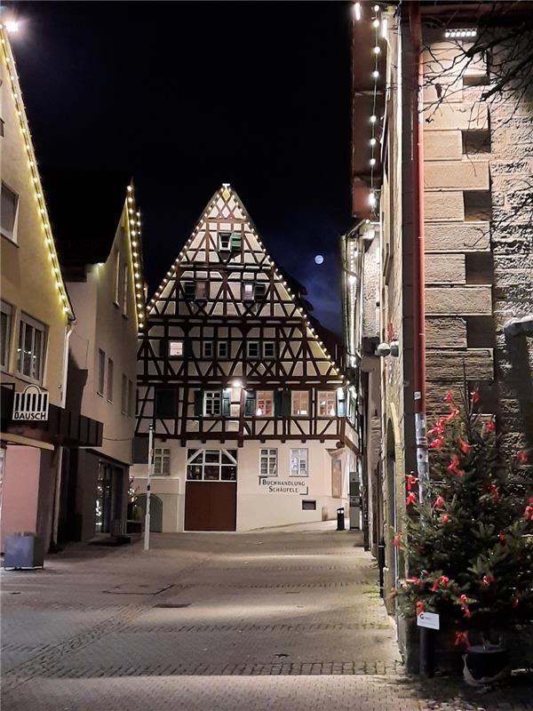 Der Mond schaut in die ruhigen weihnachtlichen Altstadtgassen von Herrenberg. He...