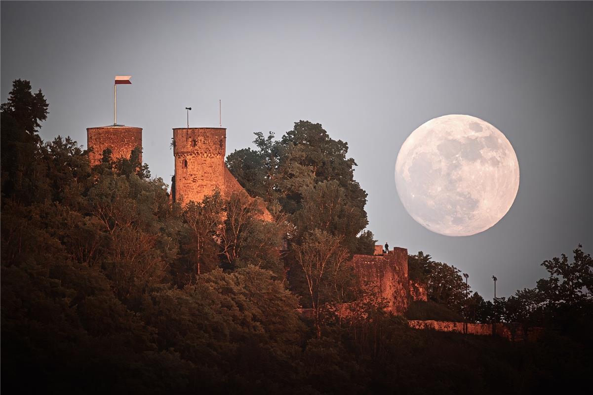 Der Mondaufgang an Muttertag bei der Burg Hohennagold. Eine Person schaut auch g...