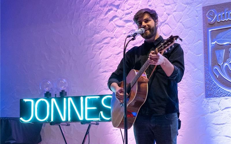 Der Musiker Jonnes bringt in der Deckenpfronner Zehntscheuer christliche Lieder auf die Bühne, die beflügeln und Hoffnung machen. Sein Konzert zeichnet sich durch gute Vocals, groovigen Gitarrensounds und eingängige Melodien aus. GB-Foto: Vecsey