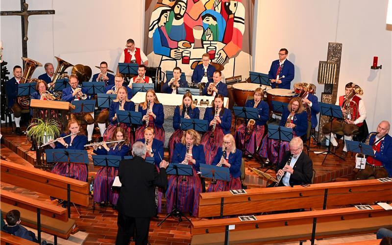 Der Musikverein Gültstein tauchte beim Konzert in die Tiefe des geschichtsträchtigen 9. November ein. GB-Foto: Holom
