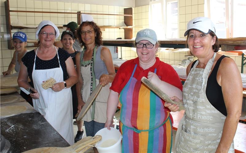 Der Musikverein unterhielt die Gäste beim Frühschoppen, und die Frauen hatten im Backhaus alle Hände voll zu tun. GB-Fotos: Baum