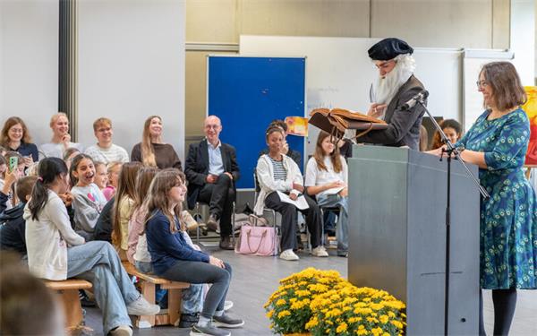 Der Namensgeber der Schule diskutierte mit Rektorin Judith Bentele. GB-Fotos: Vecsey