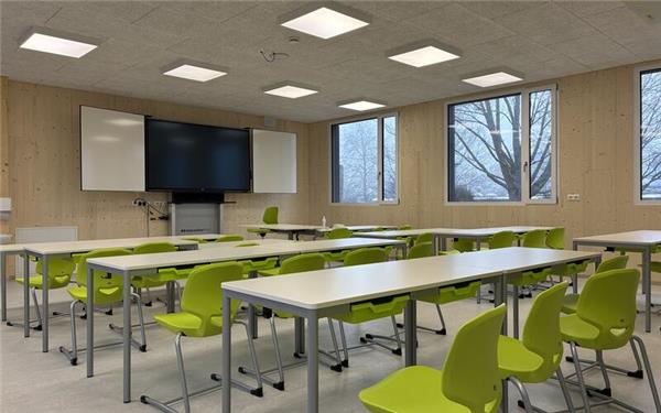 Der Neubau besteht aus zehn Holzmodulen mit einer Bruttogrundfläche von rund 254 Quadratmetern. In wenigen Tagen können die Schülerinnen und Schüler hier Platz nehmen.GB-Foto: gb