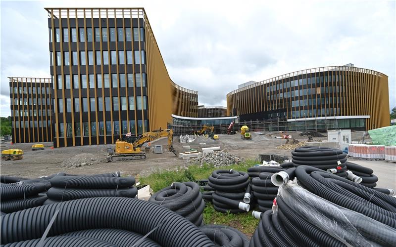 Der Neubau für die IBM in Ehningen: Gearbeitet wird am Innenausbau und an den Außenanlagen. GB-Foto: Reichert