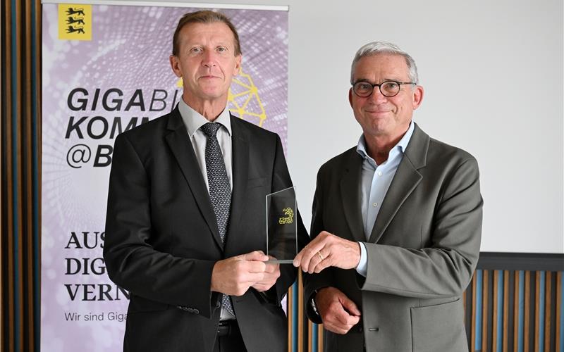 Der Nufringer Bürgermeister Ingolf Welte (links) nimmt von Innenminister Thomas Strobl die Auszeichnung „Gigabitkommune@BW“ entgegen. GB-Foto: gb
