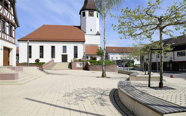 Der Oberjettinger Marktplatz soll „Jubiläumsbäume“ erhalten. GB-Foto (Archiv): Holom
