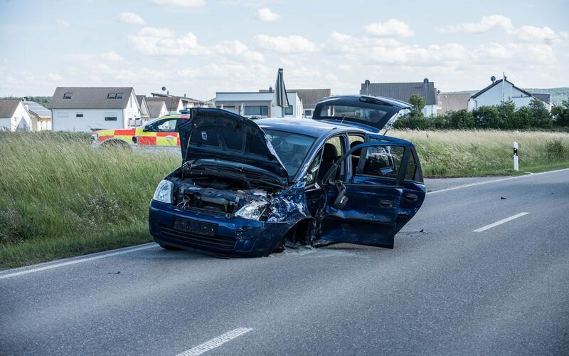 Der Opel touchierte einen Peugeot und kollidierte mit einem Mercedes. GB-Foto: SDMG/Dettenmeyer