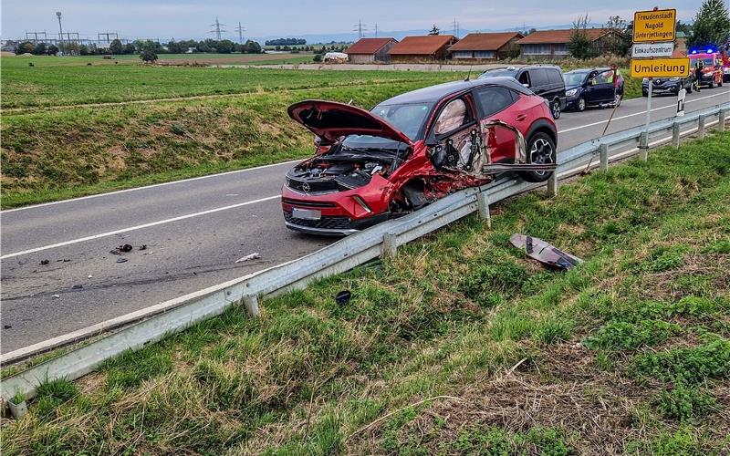 Mercedes kollidiert auf K1023 bei Jettingen mit einem Opel Der Opel war nach dem Unfall nicht mehr fahrfähig. GB-Fotos: SDMG/Dettenmeyer
