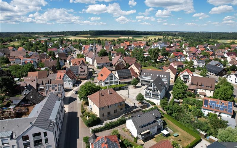 Der Ortskern von Mötzingen wurde mit Wohngebäuden nachverdichtet, unter anderem entstand ein Betreuungszentrum (unten links). GB-Foto: Schmidt