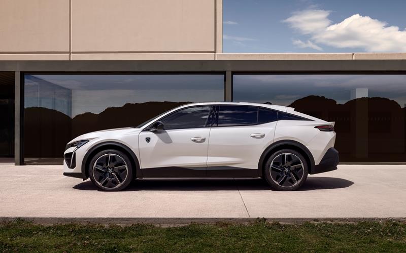 Am Heck finden sich zwei „Katzenohren“ Der Peugeot E-408: Der katzenhafte Charakter wird durch die Gestaltung der Oberflächen unterstrichen. GB-Foto: Cédric Viollet@Continental Productions