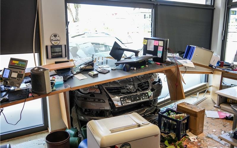 VW von 37-Jähriger landet im Bestattungsinstitut Der Pkw krachte in das Schaufenster des Bestatters. GB-Foto: SDMG/Dettenmeyer