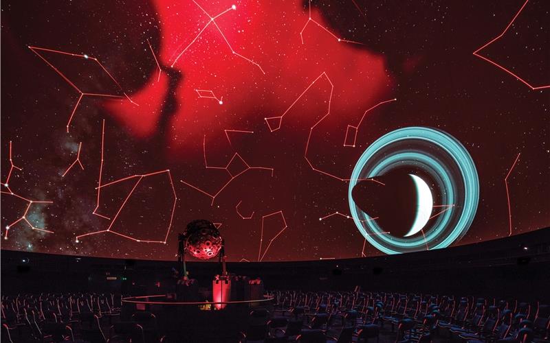 „Gäubote“-Familien-Tour: Faszinierendes rund um die Weltraumforschung Der Projektor kann mit modernster Computersteuerung und Glasfaseroptik rund 10000 Sterne abbilden. GB-Foto: Planetarium