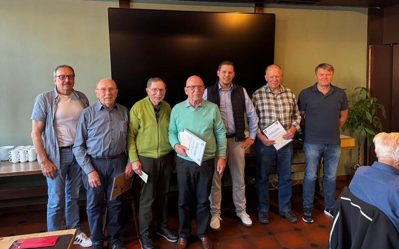 Der RVG-Vorsitzende Jürgen Müller (Dritter von rechts) zeichnete Bernd Goppel (von links), Rudolf Armbruster, Paul Zechmeister, Sigmund Marquardt, Thomas Kimmerle und Thomas Widmann aus. GB-Foto: Schäfer