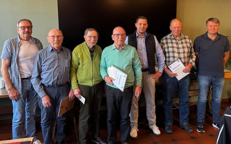 Der RVG-Vorsitzende Jürgen Müller (Dritter von rechts) zeichnete Bernd Goppel (von links), Rudolf Armbruster, Paul Zechmeister, Sigmund Marquardt, Thomas Kimmerle und Thomas Widmann aus. GB-Foto: Schäfer
