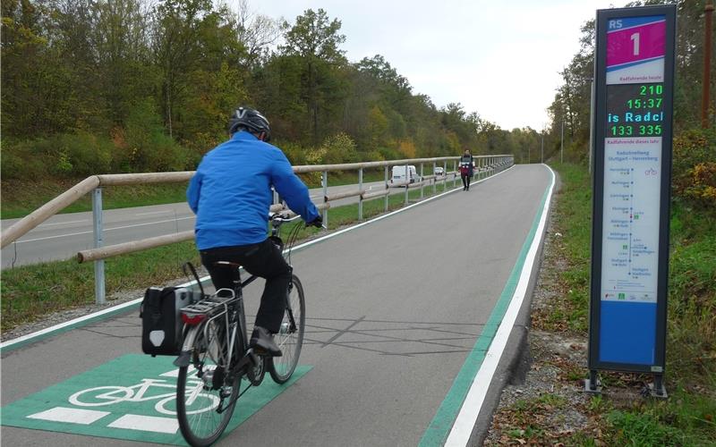 Der Radschnellweg entlang der alten B14 zwischen Böblingen in Ehningen ist zugleich Fußweg. Genutzt wurde er in diesem Jahr und bisher von über 133000 Radlern. GB-Foto: Reichert