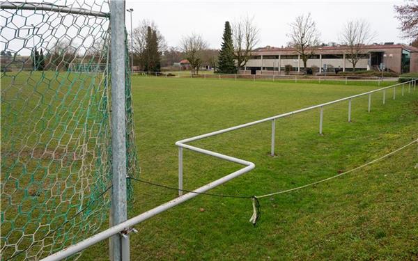 Der Rasenplatz bei der Gemeindehalle soll in einen Kunstrasen umgewandelt werden. GB-Foto: Vecsey