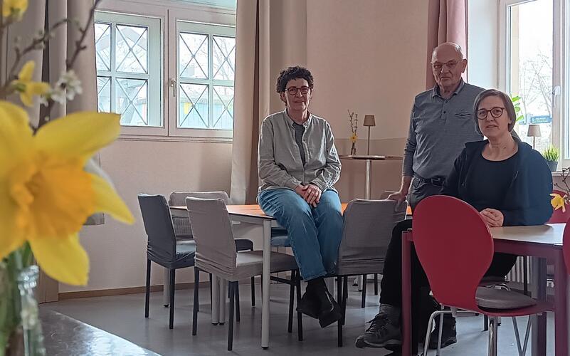 Der Raum im Bahnhofsgebäude in Nebringen ist nicht mehr wiederzuerkennen. Silvia Egenter (von links), Bernd Schlanderer und Tanja Egeler-Stephan suchen Gäufeldener, die ihre Ideen einbringen, wie er nutzbar gemacht werden könnte. GB-Foto