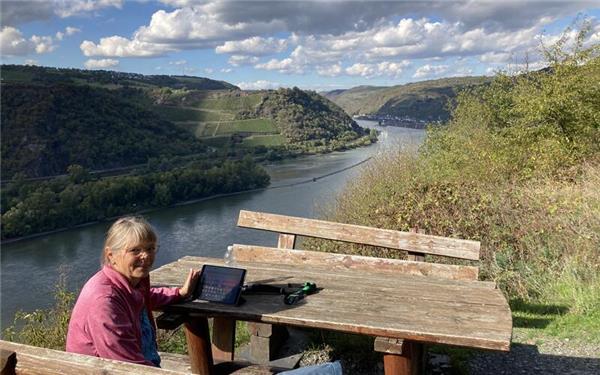Der Rhein wird Barbara Schaupps Wegbegleiter auf der Reise nach Wuppertal. Rechts im Bild bei ihrer Station in Speyer. GB-Fotos: gb