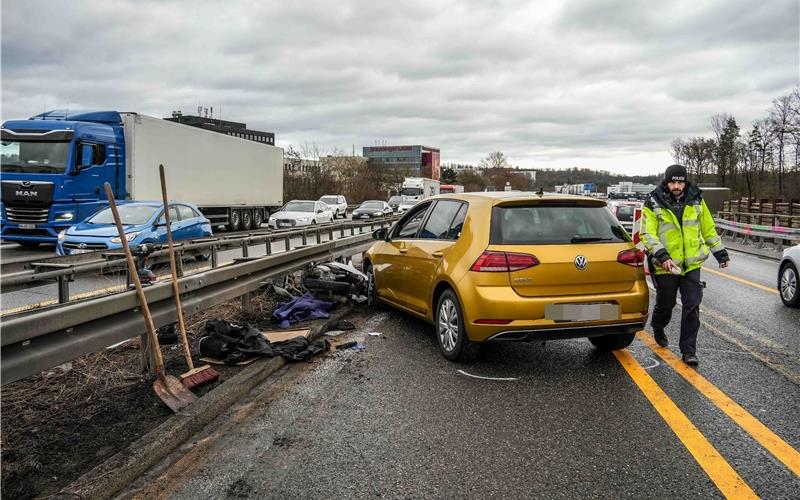 Zwei Unfälle auf der A81 im Berufsverkehr Der Roller stieß mit diesem VW zusammen. GB-Foto: SDMG/Dettenmeyer