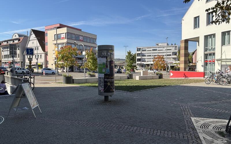 Der Roseplatz soll nächstes Jahr attraktiver werden. Auf eine digitale Werbetafel statt der Litfaßsäule wird verzichtet. GB-Foto: gb