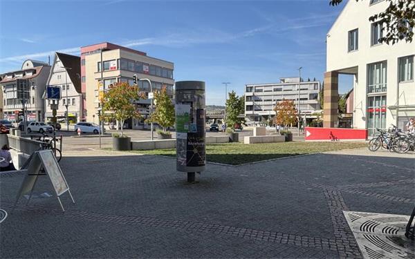 Der Roseplatz soll nächstes Jahr attraktiver werden. Auf eine digitale Werbetafel statt der Litfaßsäule wird verzichtet. GB-Foto: gb