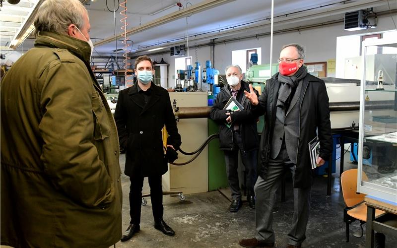 Der SPD-Landesvorsitzende Andreas Stoch (rechts) mit SPD-Landtagskandidat Florian Wahl (2. von links) und SPD-Kreisrat Tobias Brenner (2. von rechts) in der Ausbildungswerkstatt des Waldhauses in Hildrizhausen GB-Foto: Holom