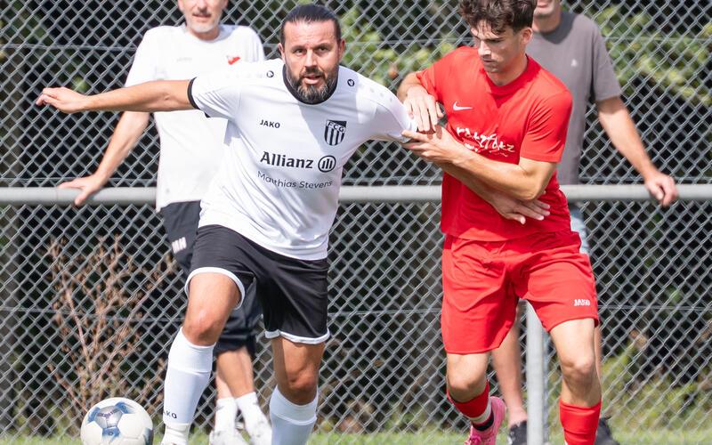 Der SV Affstätt (Tim Stark im Zweikampf/rechts) war dem FC Gärtringen in allen Belangen überlegen. GB-Foto: Vecsey