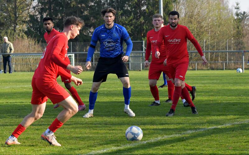 Der SV Affstätt (rot) verpasste den Aufstiegshoffnungen der SG Gäufelden einen Dämpfer. GB-Foto: Holom
