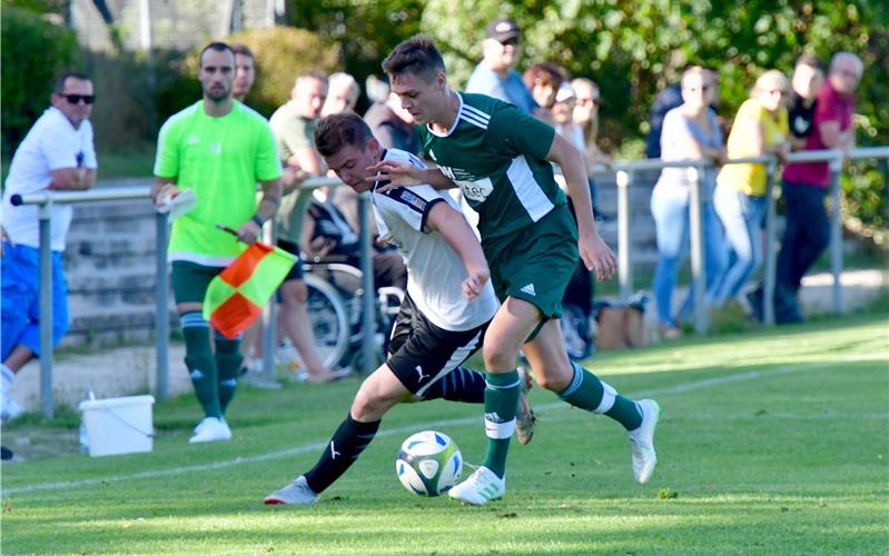 VfL Oberjettingen zieht in die zweite Runde ein Der SV Bondorf (weiße Trikots) war Altdorf klar unterlegen GB-Foto: Holom