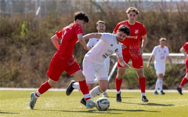 Der SV Gültlingen um Kapitän Adrian Brose (weißes Trikot) hatte mit Felix Raible und der SG Empfingen II mehr Mühe als erwartet.GB-Foto: Eibner/Kirsten Jaeger