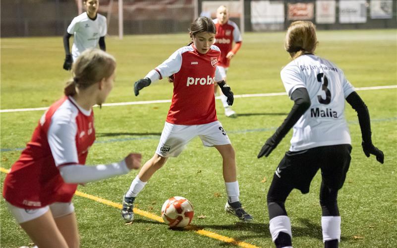 Der SV Nufringen (rot) ist spielerisch und taktisch stark. GB-Foto: Vecsey