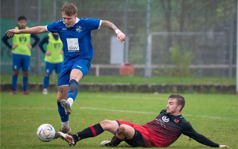 Der SV Oberjesingen (links mit Nick Röhm) war beim Stadtderby in Gültstein am Ende obenauf. GB-Foto: Vecsey
