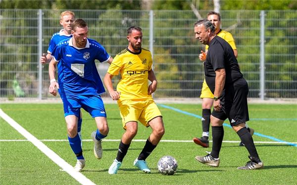 Der SV Rohrau II (gelb) brachte den SV0 ins Schwitzen. GB-Foto: Eibner/La Rocca