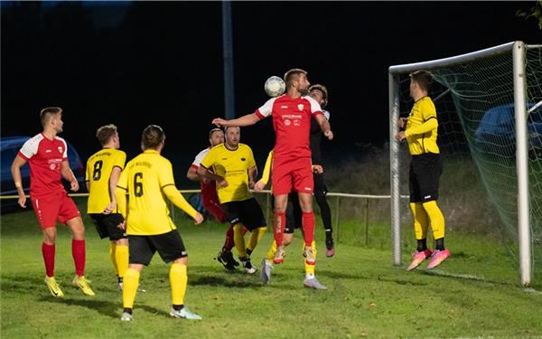 Der SV Sulz am Eck (rot) hatte im Derby gegen den TSV Wildberg die Nase vorn. GB-Foto: Vecsey