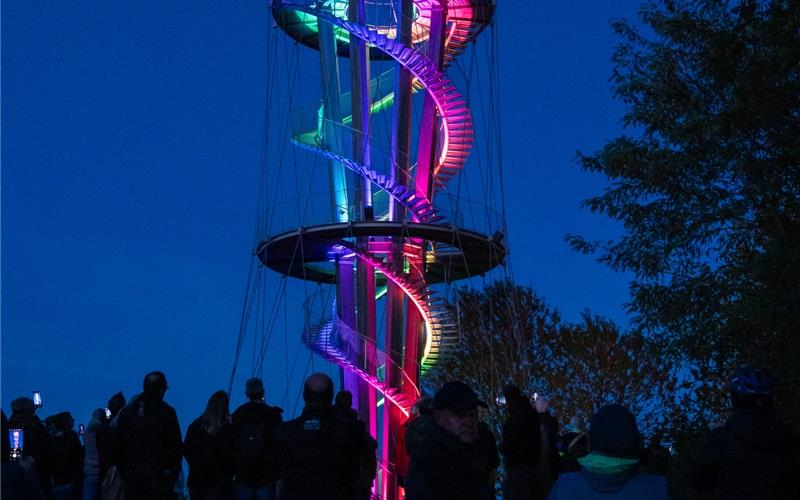 Der Schönbuchturm erstrahlt in leuchtenden Farben. GB-Foto: Vecsey