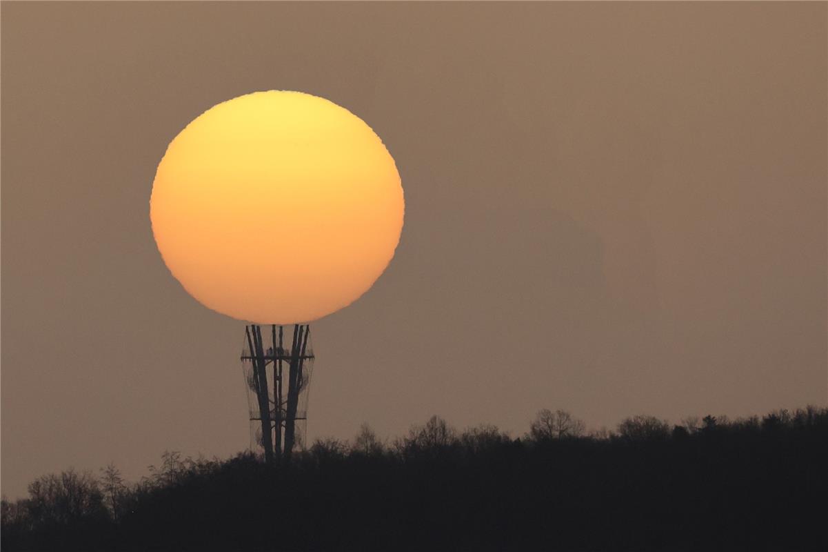 Der Schönbuchturm trägt Saharasonne, Hans-Günther Just hat das Foto von Kuppinge...