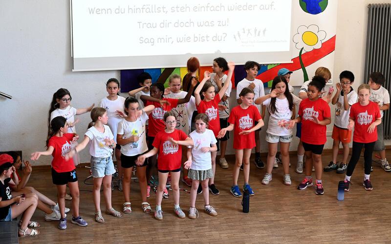 Der Schulchor tritt zum Abschluss des Festakts auf.GB-Foto: Holom