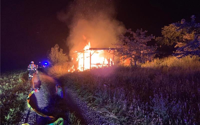 Holzstapel und Schuppen in Flammen Der Schuppen wurde völligzerstört, dasbenachbarteGebäude blieb weitgehendunversehrtGB-Fotos:Feuerwehr