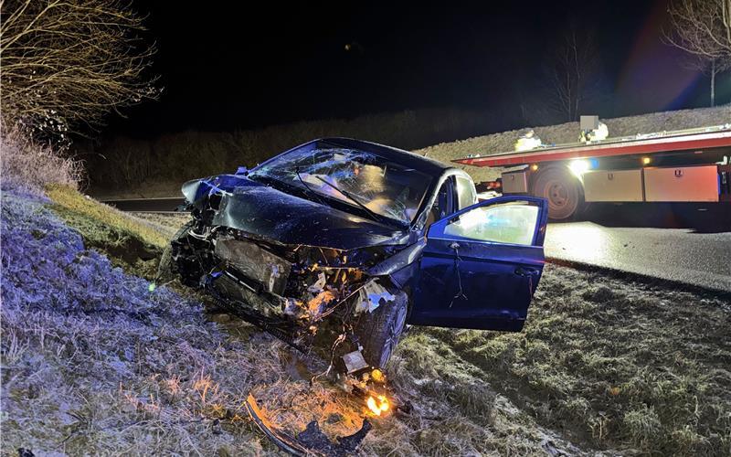 Der Seat musste mit Hilfe eines Krans von der Böschung gehoben werden. GB-Foto: SDMG/Dettenmeyer