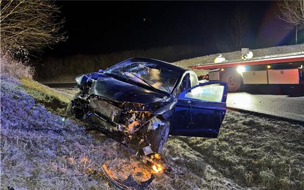 Der Seat musste mit Hilfe eines Krans von der Böschung gehoben werden. GB-Foto: SDMG/Dettenmeyer