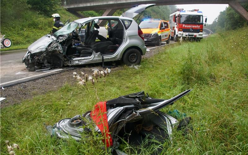 82-Jähriger mit lebensbedrohlichen Verletzungen nach Unfall auf B464 Der Senior musste aus seiner Mercedes A-Klasse befreit werden GB-Foto: SDMG/Dettenmeyer