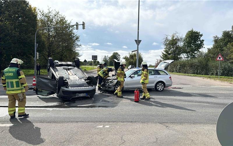 Skoda überschlägt sich in Sindelfingen und landet auf dem Dach Der Skoda kam auf dem Dach zum Liegen. GB-Foto: SDMG/Schulz