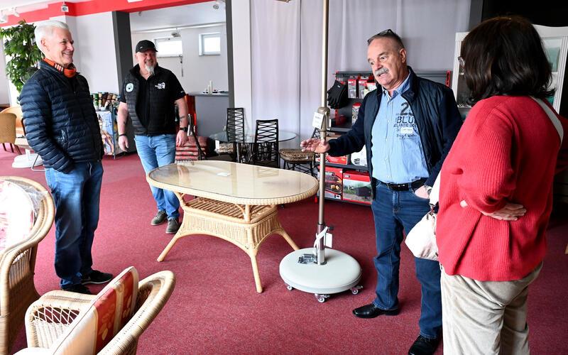 Der Sommer kommt bestimmt: Gartenmöbel gab es bei der Johannes Beßler Handels GmbH. GB-Foto: Holom
