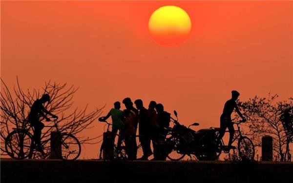 Der Sonnenuntergang taucht den Himmel über Nagaon im Nordosten von Indien in ein tiefes Orange. Foto: -/XinHua/dpa