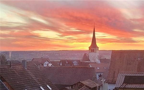 Der Sonnenuntergang über Kayh mit echtem Abendrot