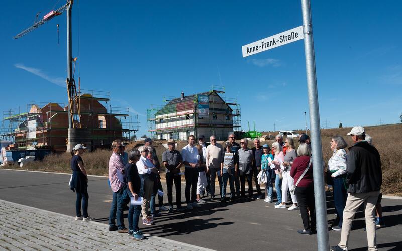 Der Spaziergang mit dem Bürgermeister führte auch durch das Neubaugebiet. GB-Foto: Schmidt